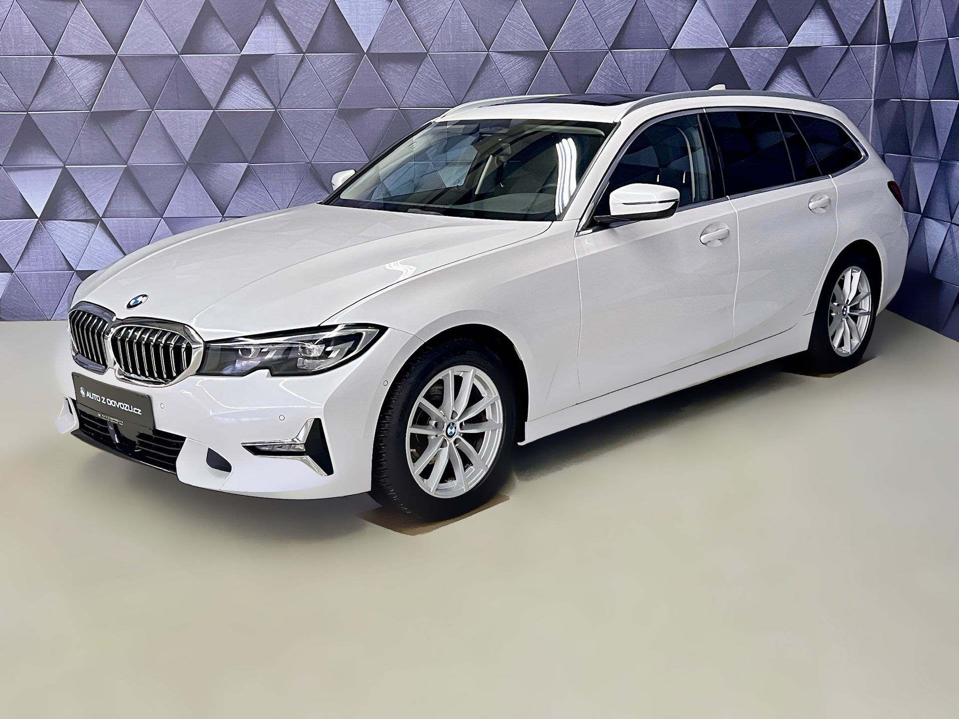 BMW 320d xDrive A/T LUXURY LINE, PANORAMA,COUVACÍ KAMERA, EL. TAŽNÉ