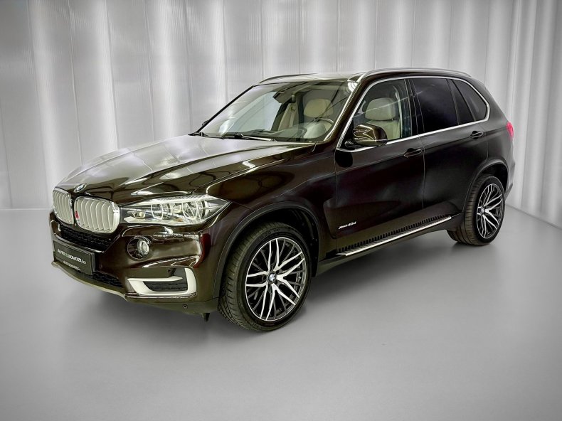 BMW X5 40d xDrive INDIVIDUAL, PANORAMA, NOČNÍ VIDĚNÍ, BANG&OLUFSEN, EL. TAŽNÉ