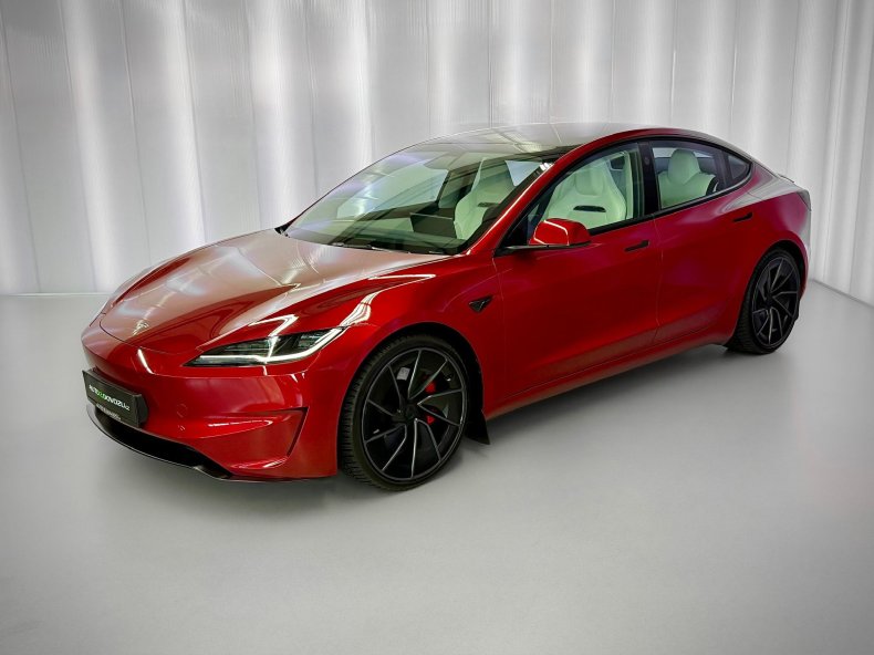 Tesla Model 3 PERFORMANCE HIGHLAND, DUAL MOTOR, S3XY, ULTRA RED, INTERIÉR BLACK AND WHITE