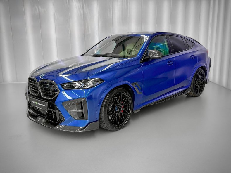 BMW X6 M COMPETITION LCI, CARBON BODY KIT SOOQOO, AKRAPOVIČ, KW SUSPENSIONS, MASÁŽE, B&W
