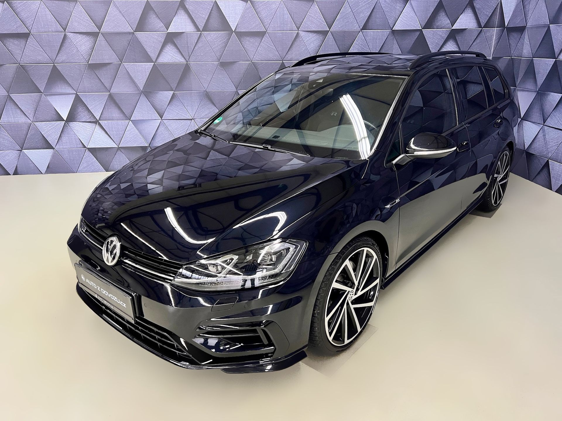 Volkswagen Golf R 221kW DSG 4MOTION, ACC, PANORAMA, KEYLESS, SP. VÝFUKY