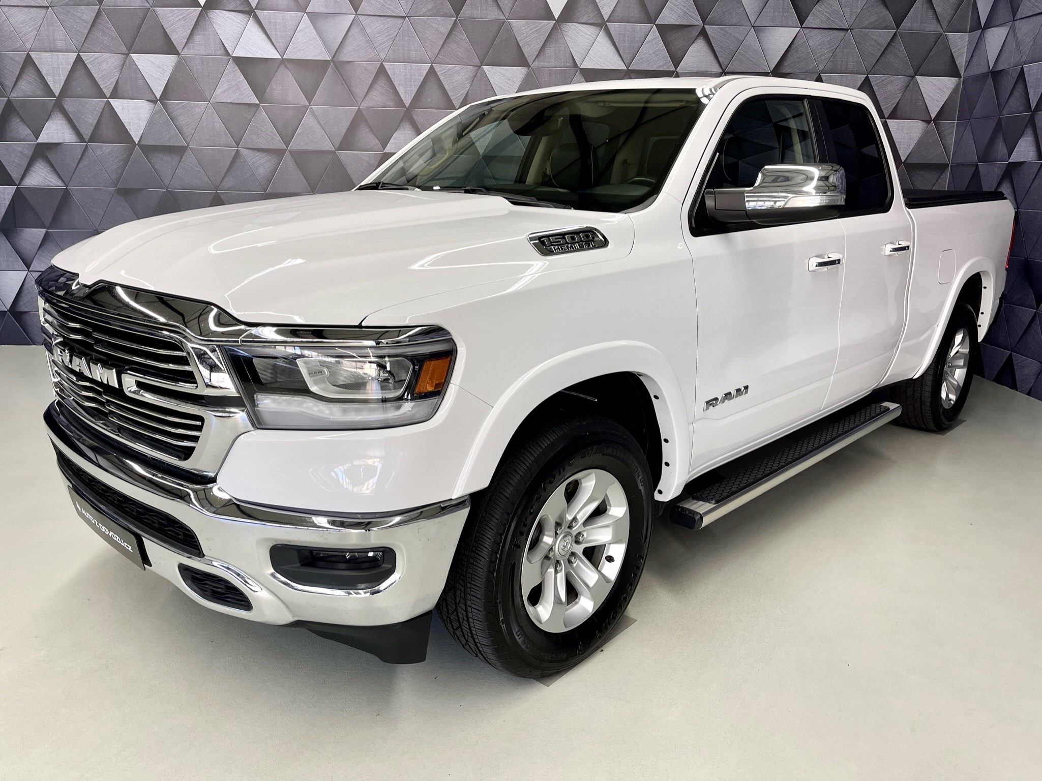 Prodej Dodge RAM 1500 5.7L HEMI LARAMIE, LED, ALPINE, NÁŠLAPY, TAŽNÉ
